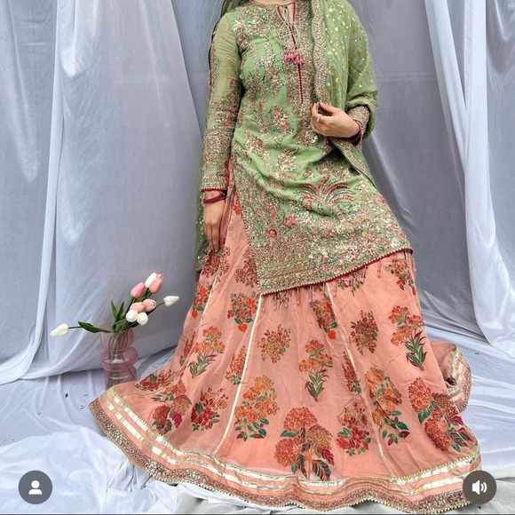 Elegant Green Embroidered Women's Dress - Picture 8 of 9